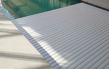 Piscina con cubierta de persiana